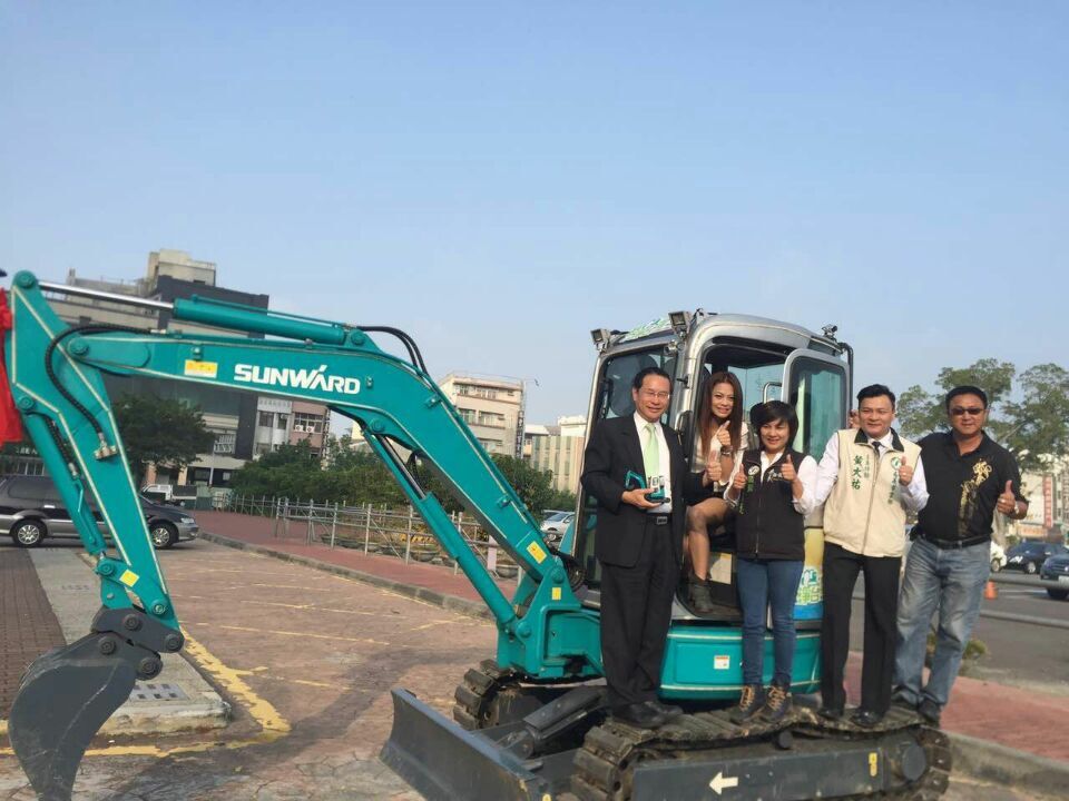 嘉義市长大赞恒峰g22智能挖掘机环台义举