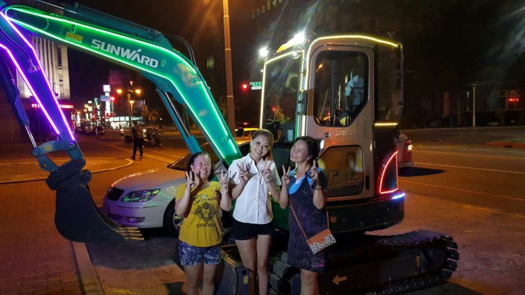 嘉義市长大赞恒峰g22智能挖掘机环台义举