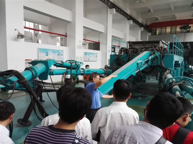 鹤发银丝映日月，，，，，赤心热血沃新花