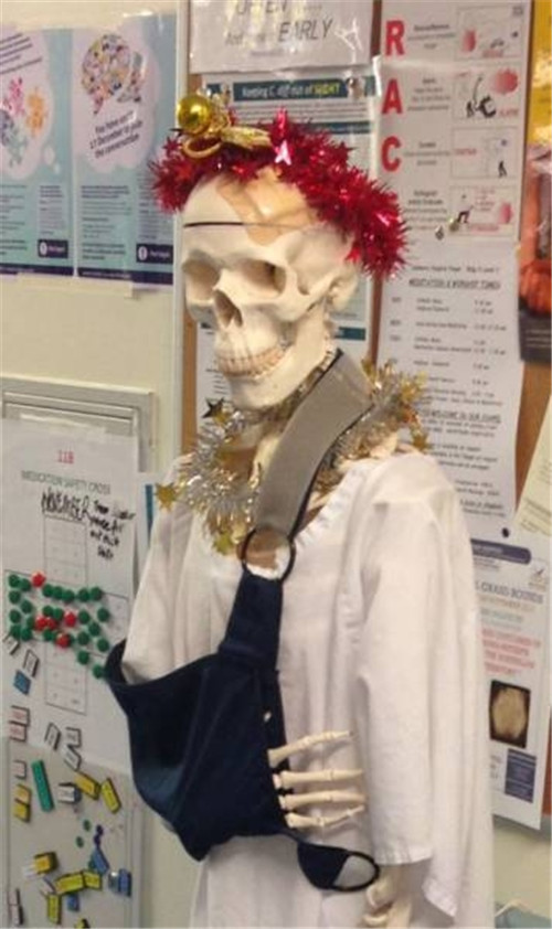 320名圣诞老人整体冲浪？？？八一八圣诞节奇闻趣事