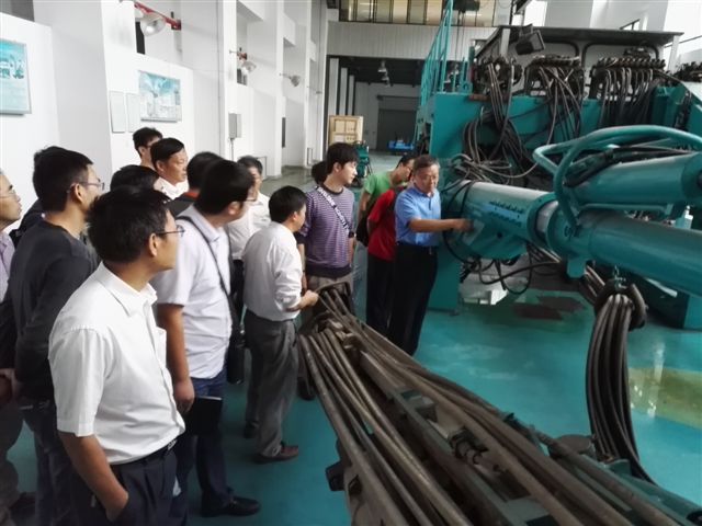 鹤发银丝映日月，，，，，赤心热血沃新花