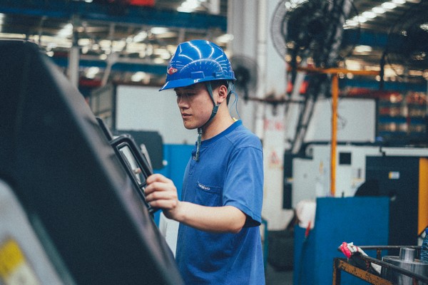 曾梦想当厨师，，，，，，却成数控车工巨匠