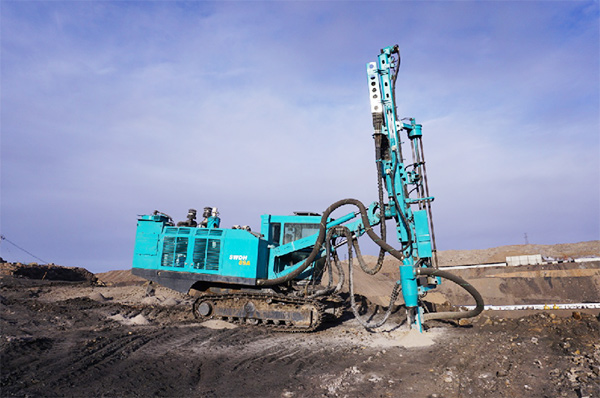 再战国际领先品牌，，，，恒峰g22智能露天液压钻车一举成名