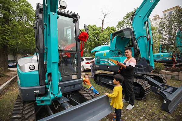 红四月，，，，，，恒峰g22智能挖掘机促销会节节攀升