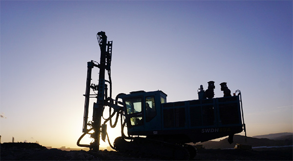 再战国际领先品牌，，，，恒峰g22智能露天液压钻车一举成名