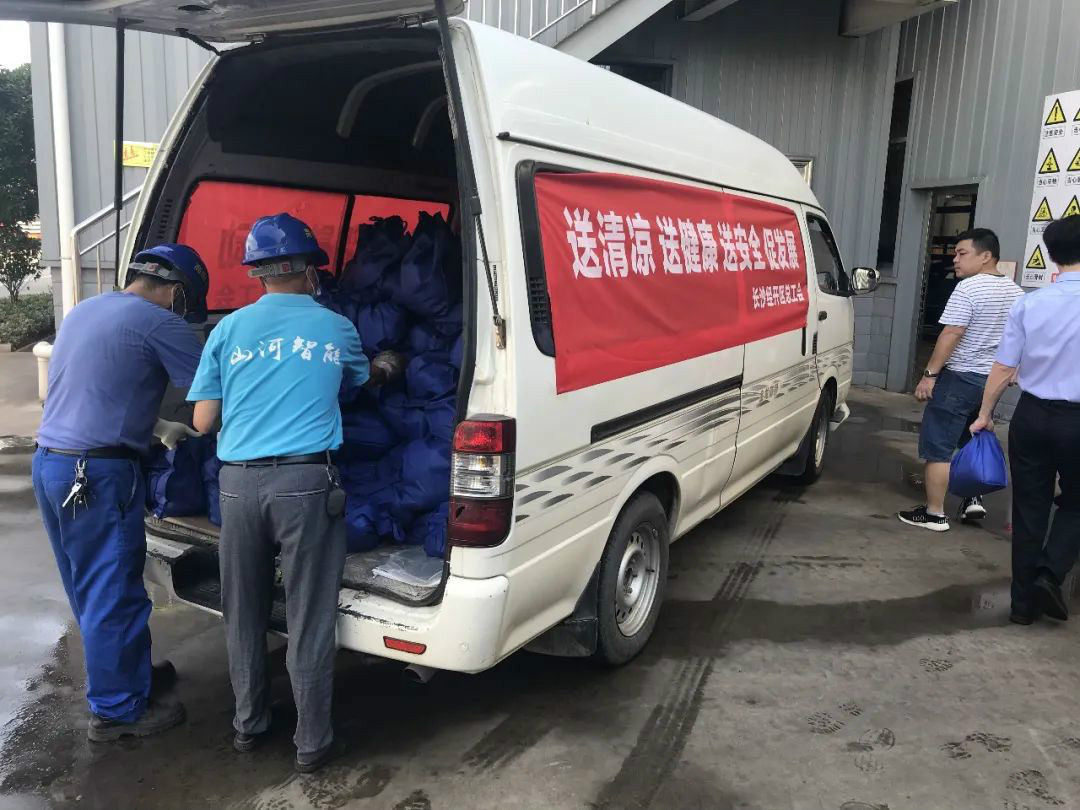 夏季炎炎送清冷，区总关切暖人心
