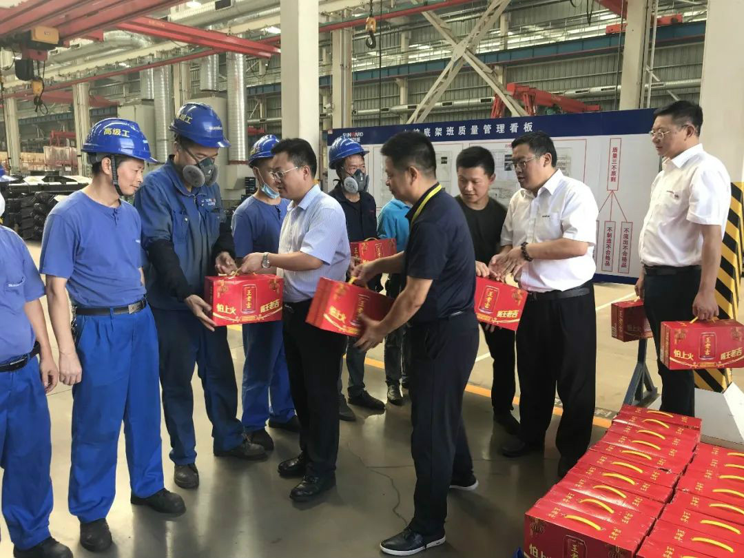 夏季炎炎送清冷，区总关切暖人心