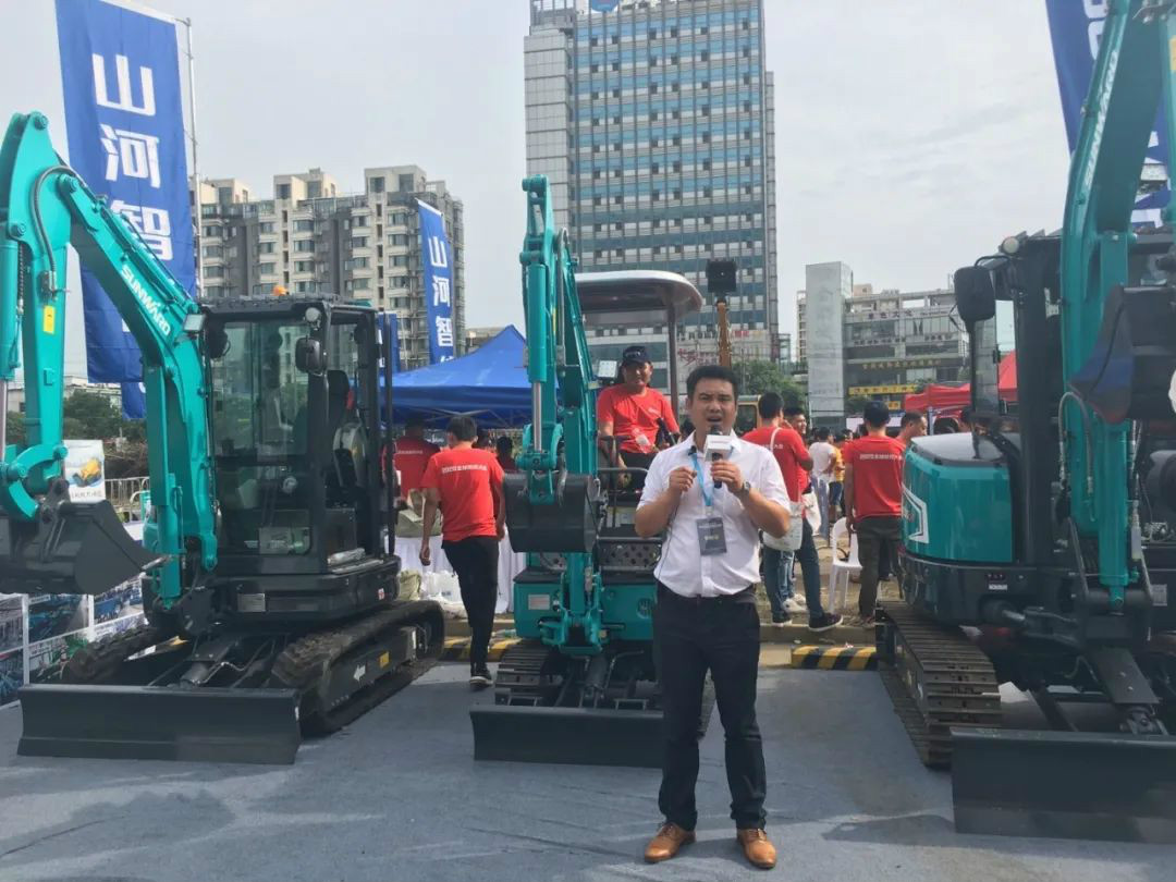 2020全球微挖大会 恒峰g22智能精品微挖赢得满堂彩