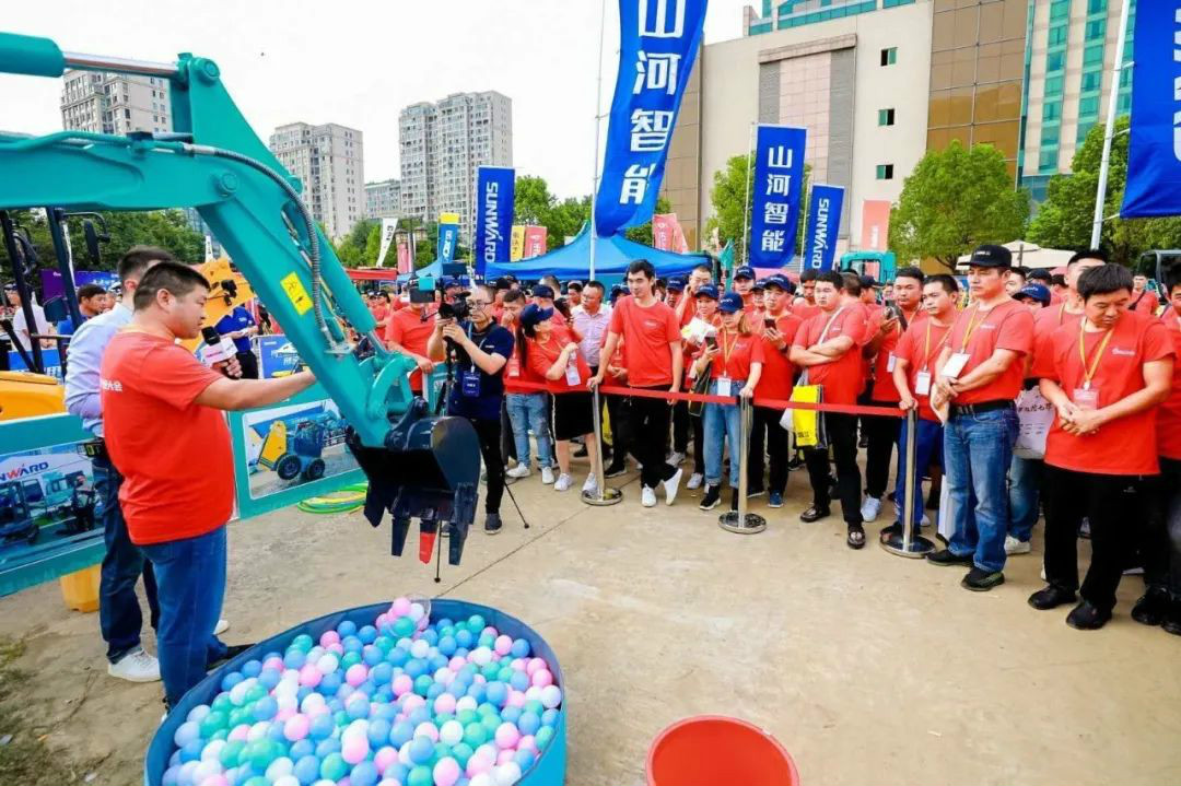 2020全球微挖大会 恒峰g22智能精品微挖赢得满堂彩