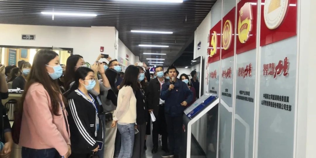 省基层团干部培训班成员来恒峰g22智能参观互换