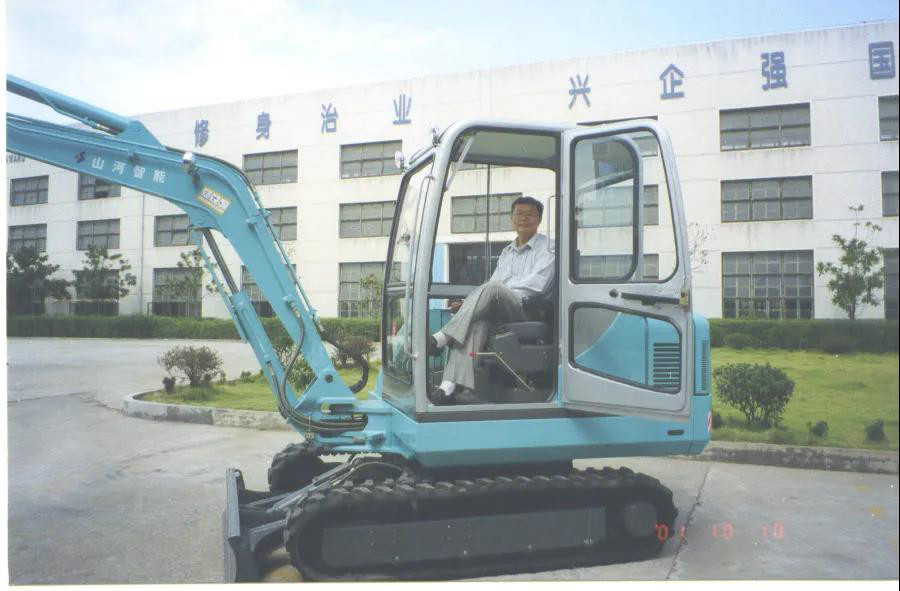 以先导式立异实现挖掘机从无到有，，，，，，从小到大，，，，，，从大到强！