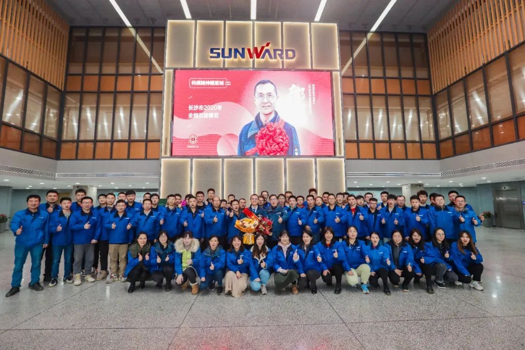 恒峰g22智能召开全国劳动圭表郝鹏载誉归来分享会