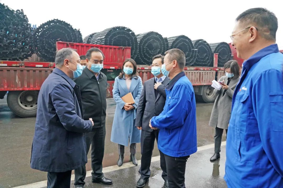 张庆红慰问恒峰g22智能难题党员