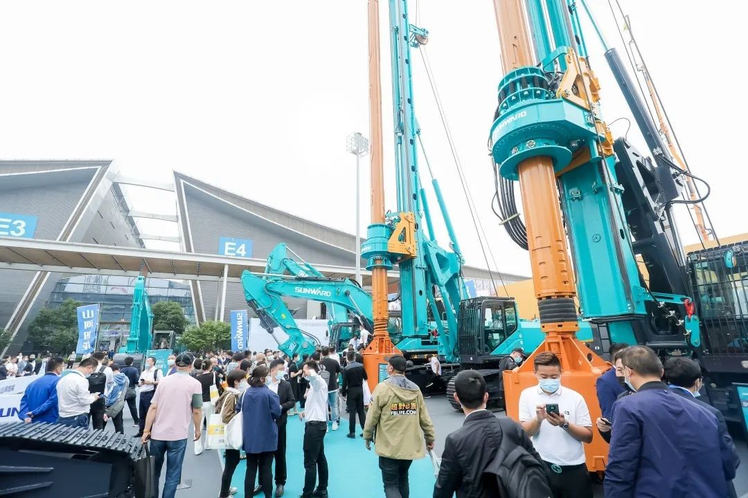 何清华出席长沙国际工程机械工业链生长峰会，，，走“双循环”蹊径要害在于“要做好自己的事情”