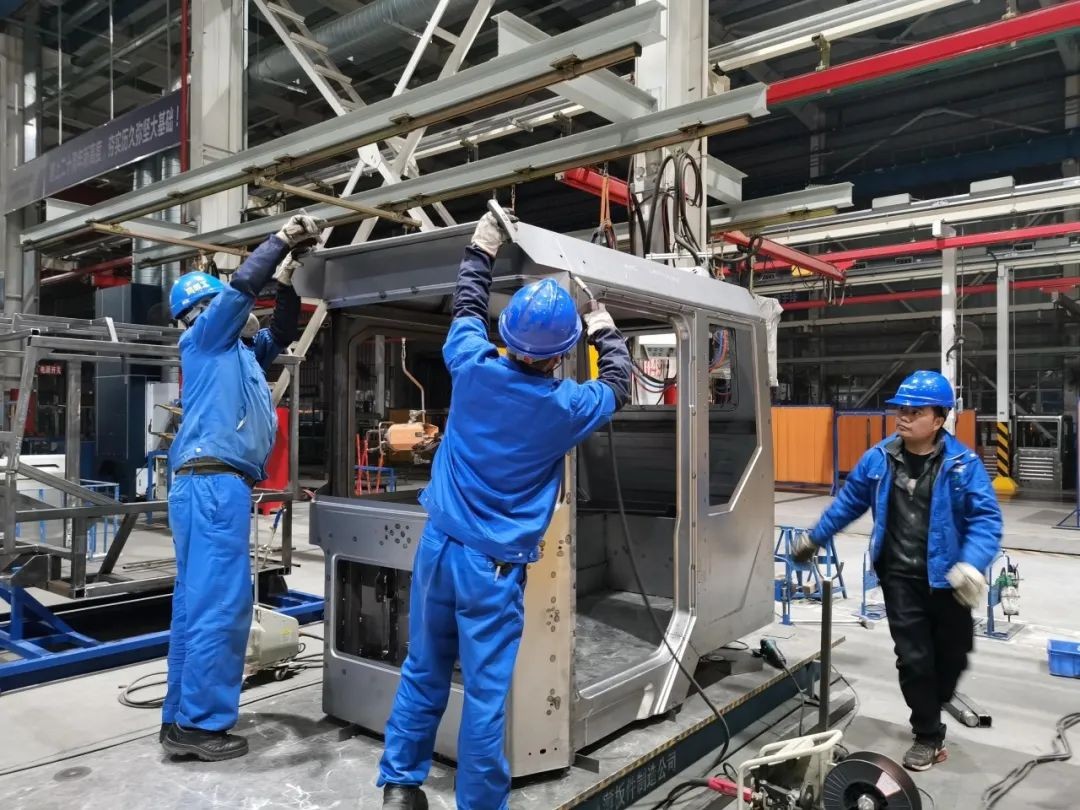 恒峰g22智能SWK90矿卡驾驶室顺利发货，开发速度刷新纪录