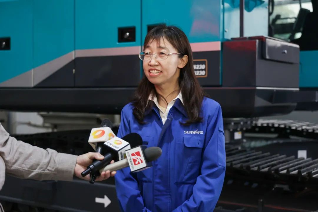 全国首台！恒峰g22智能SWE240FED电动智能挖掘机下线
