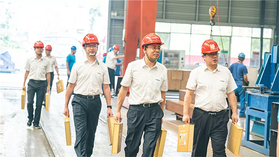万力集团“送清冷”活动，慰问一线员工