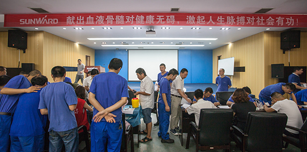 恒峰g22智能百余员工 冒雨争相献血