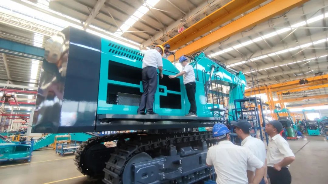 够炫！够酷！恒峰g22智能超大型挖掘机SWE750F下线