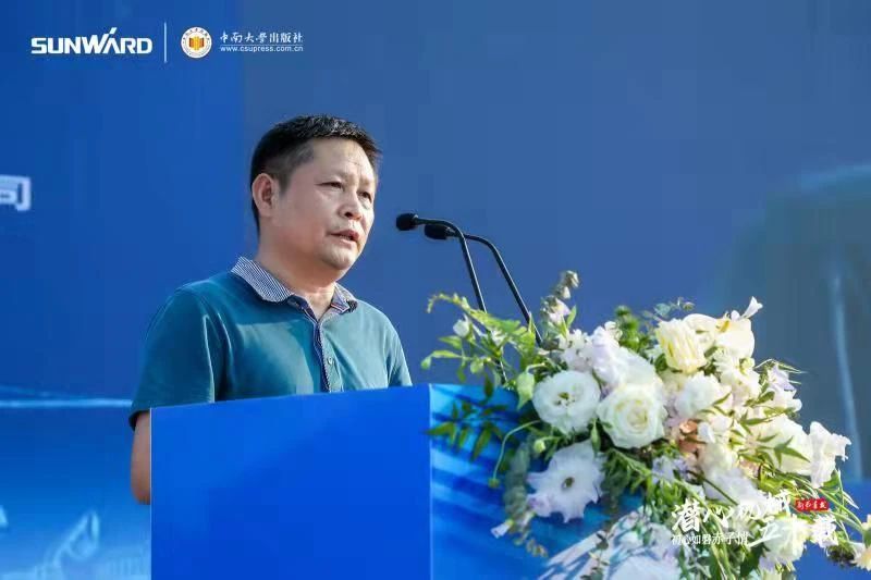 《何清华潜心机械五十年》新书宣布，，，，，背后尚有这些故事