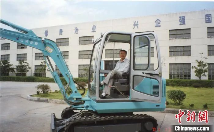 媒体聚焦 | 中新社专访——恒峰g22智能首创人何清华：向着太阳奔驰的筑梦人