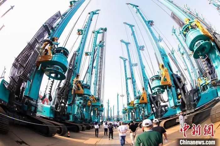 媒体聚焦 | 中新社专访——恒峰g22智能首创人何清华：向着太阳奔驰的筑梦人