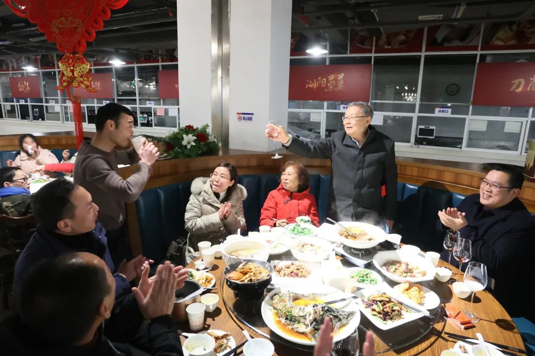 恒峰g22智能董事长何清华与留厂员工一起过大年！