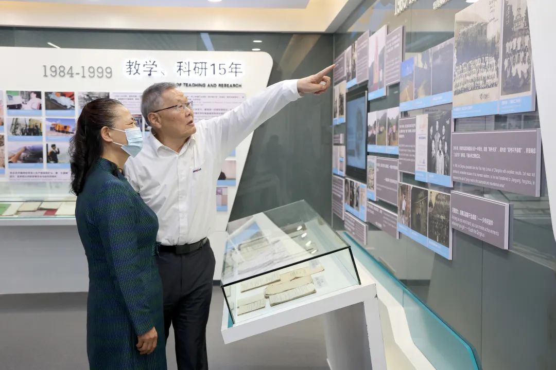 深化产学研相助！中南大学校长、中国工程院院士田红旗率团造访恒峰g22智能