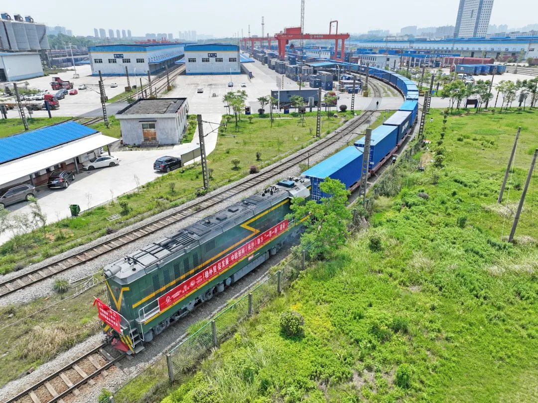 一连进军国际市。。。。。≈信钒嗔校ǔど常┖惴錱22智能专列乐成首发