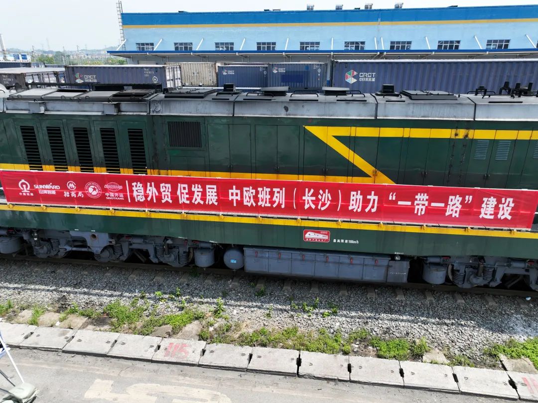 一连进军国际市。。。。。≈信钒嗔校ǔど常┖惴錱22智能专列乐成首发