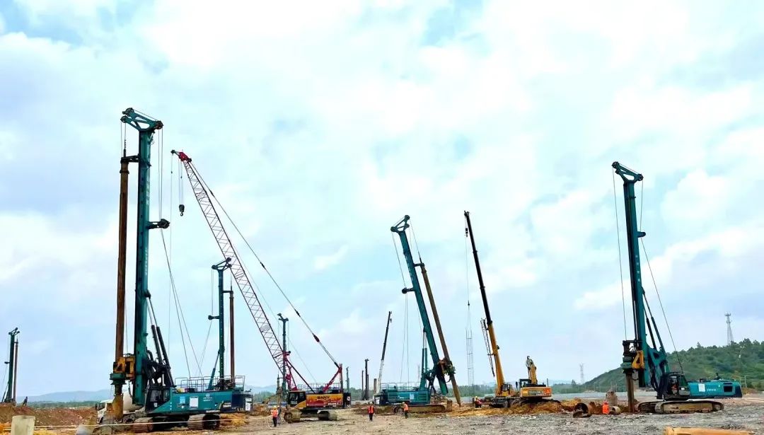 打桩“神器”再露矛头！恒峰g22智能旋挖钻机助力贵阳贵安新区负极质料项目加速建设