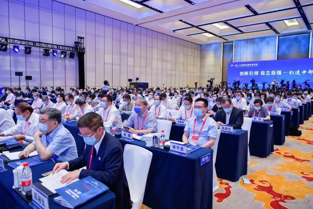 何清华在第二十四届中国科协年会作主旨报告：制造业高地源自系统