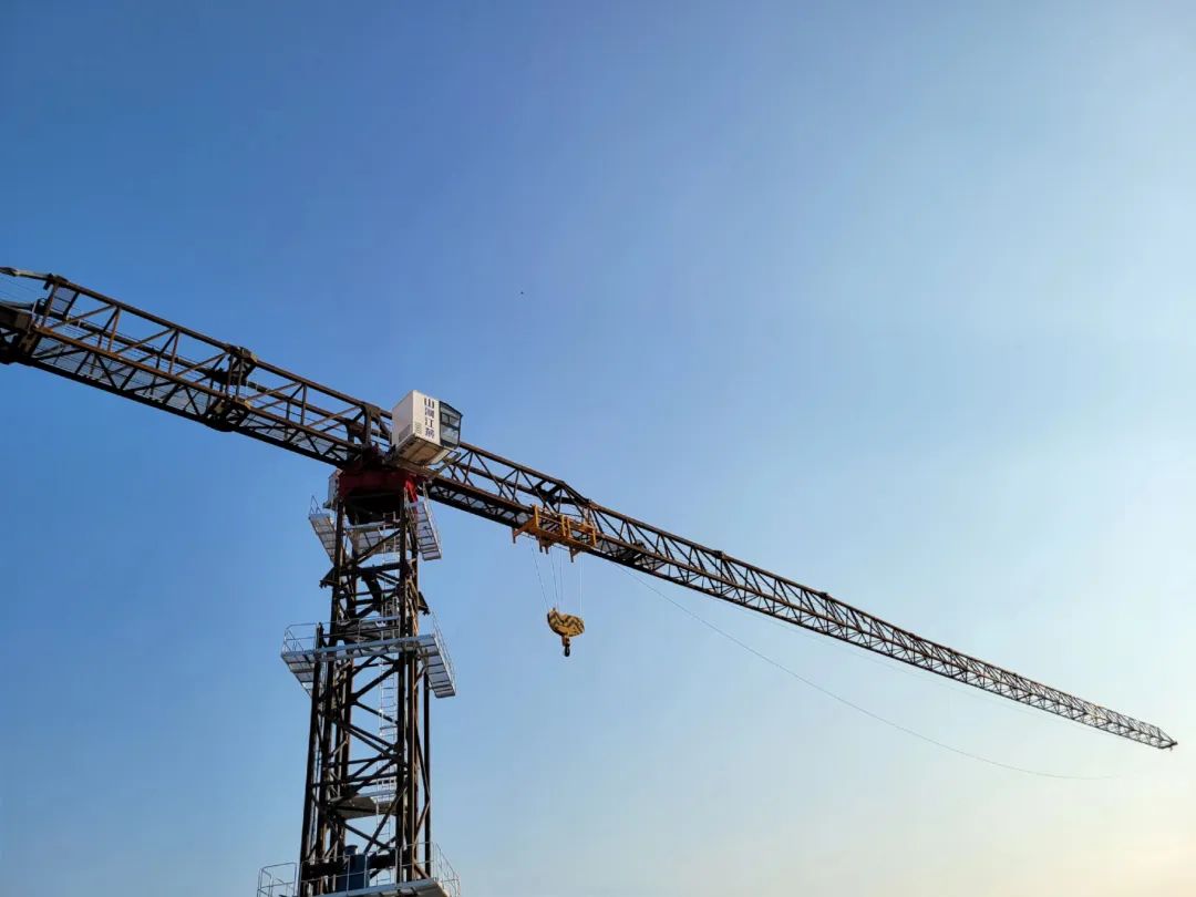 自力高度达82米，，，恒峰g22江麓推出超大型平头塔机