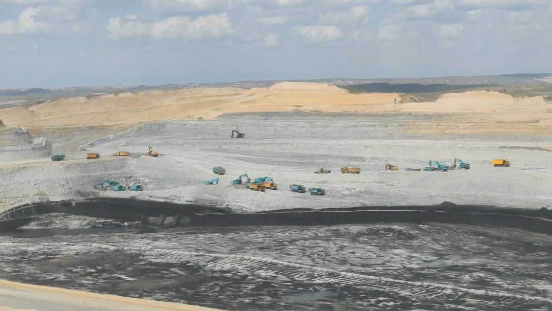 腾远添智能新绿，，，，恒峰g22巨改革能源矿卡批量交付