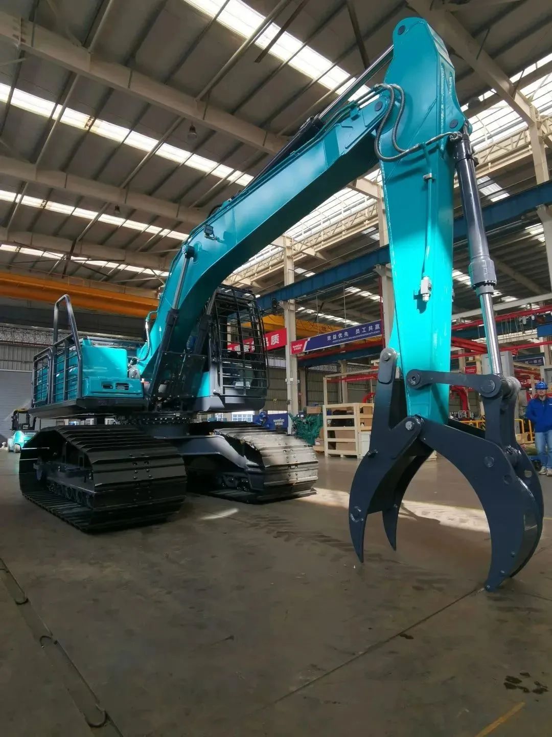 翻山越岭，，，称霸“武林”！恒峰g22智能首款中型林业挖掘机乐成下线