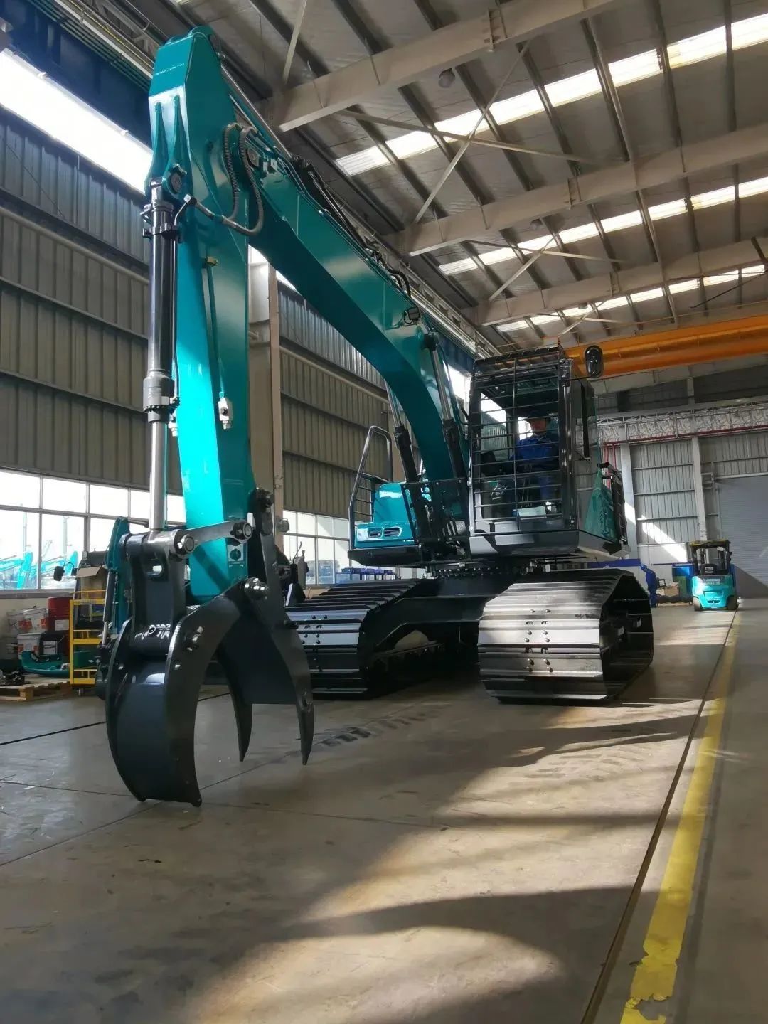 翻山越岭，，，称霸“武林”！恒峰g22智能首款中型林业挖掘机乐成下线