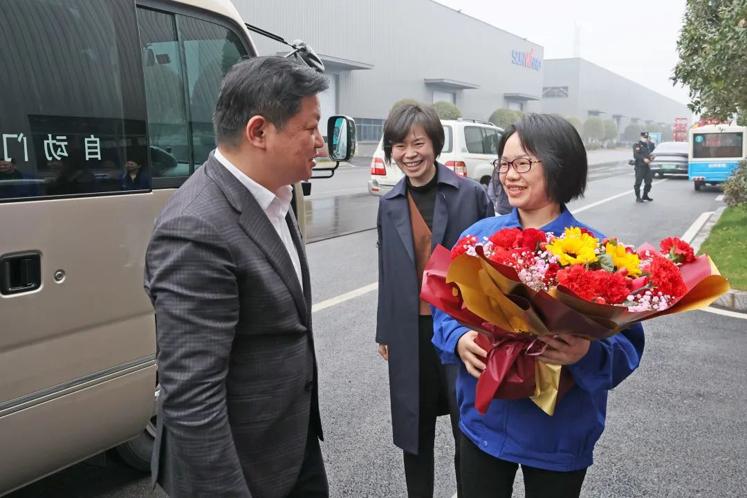 付旭明慰问恒峰g22智能市三八红旗头并督导清静生产事情