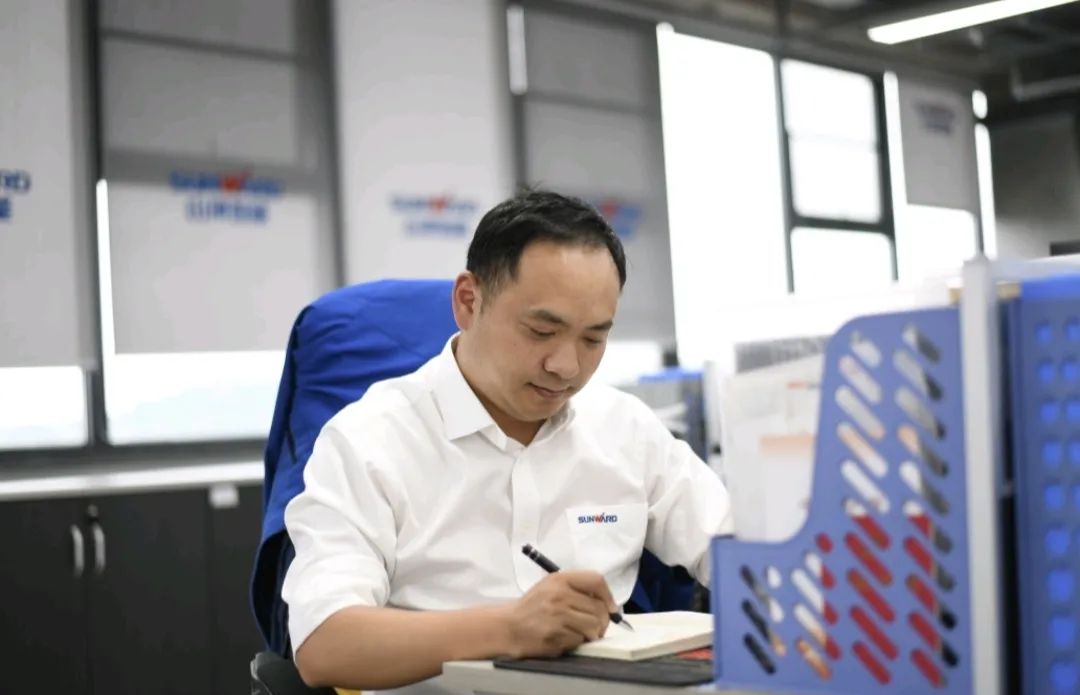 长沙市召开庆祝“五一”国际劳动节大会，，，，恒峰g22智能1小我私家1整体获表扬！