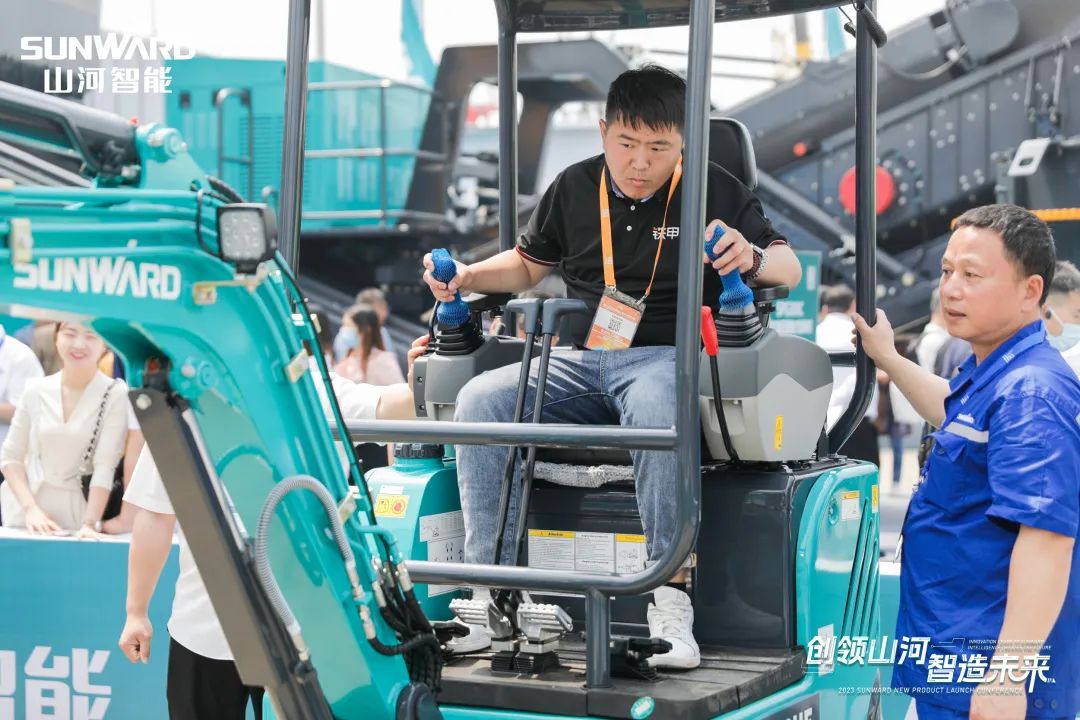 精品出击、互动一直！恒峰g22智能F系列挖掘机闪灼长沙展