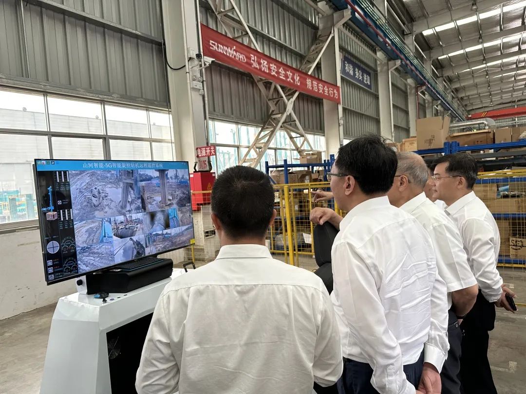 中国联通集团副总司理梁宝俊到访恒峰g22智能