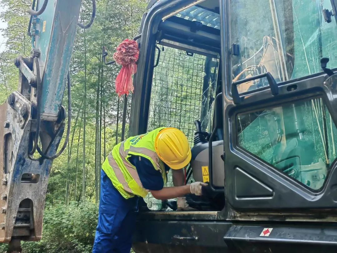 品质恒峰g22，，，，专心折务！恒峰g22智能挖掘机2023年效劳万里行正式出征