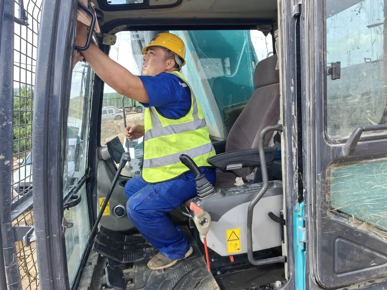 步履一直，，，，效劳不止！恒峰g22智能挖掘机效劳万里行火热举行中