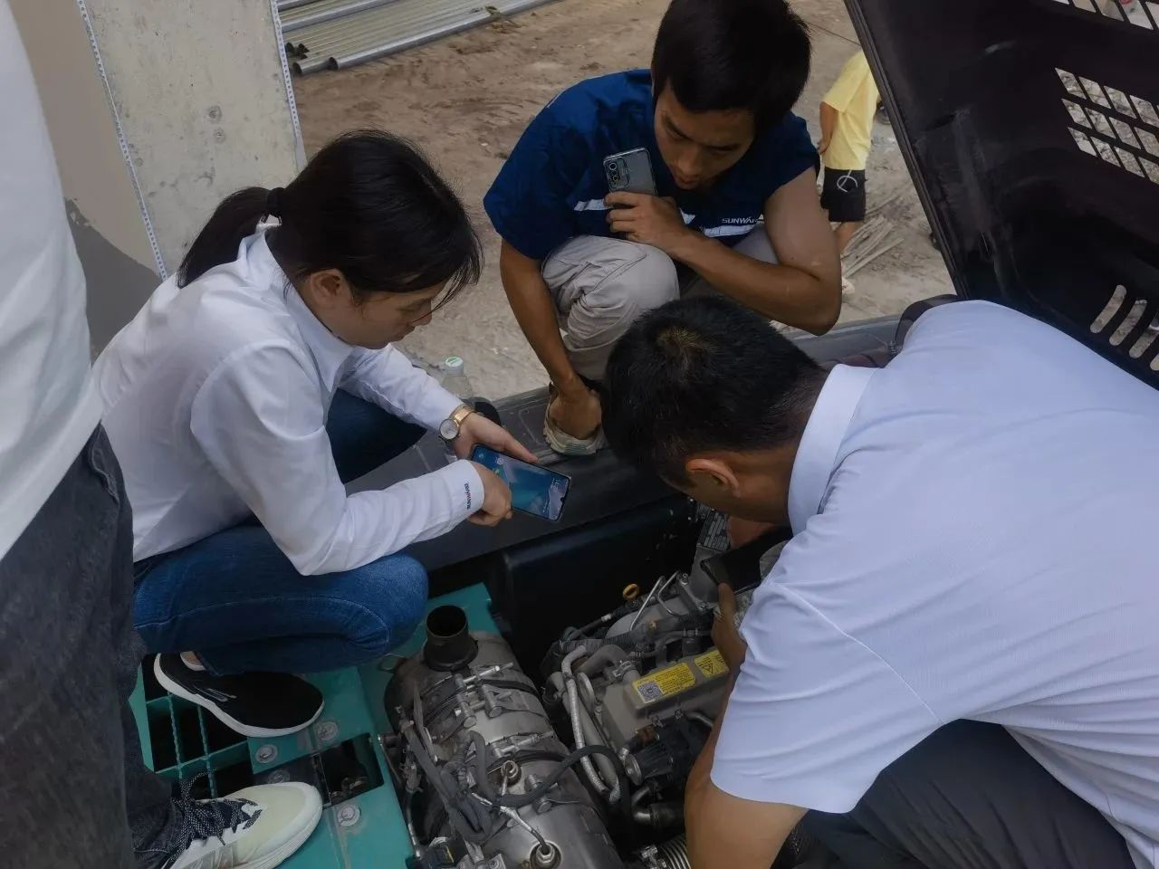 步履一直，，，，效劳不止！恒峰g22智能挖掘机效劳万里行火热举行中