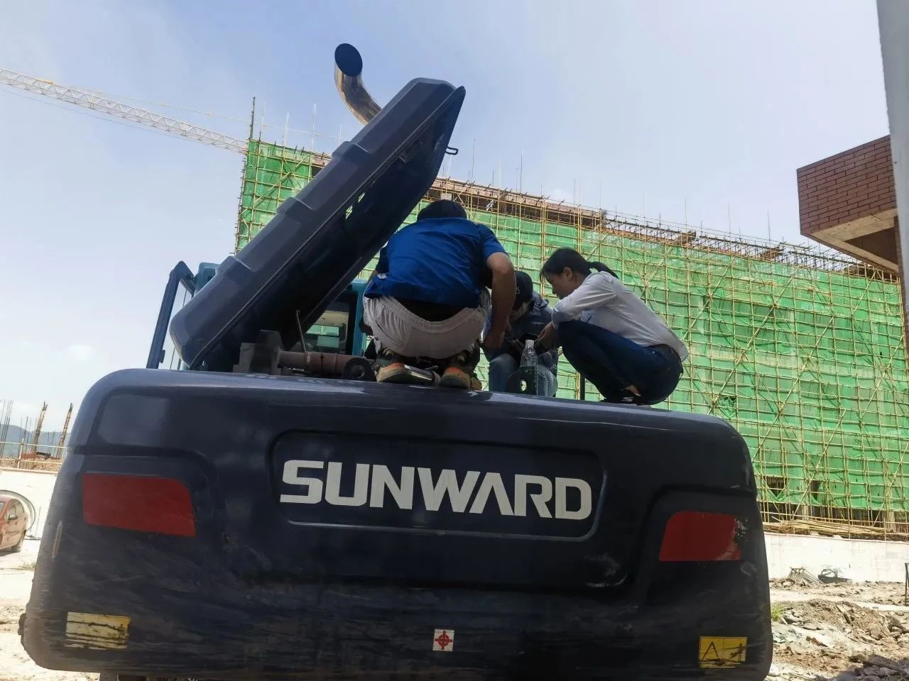 步履一直，，，，效劳不止！恒峰g22智能挖掘机效劳万里行火热举行中