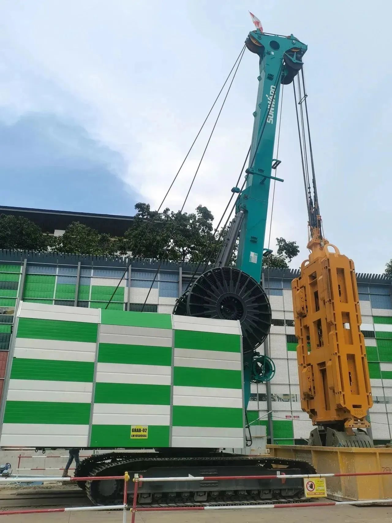 助力海内国际重大工程！恒峰g22智能液压抓斗实力“出圈”