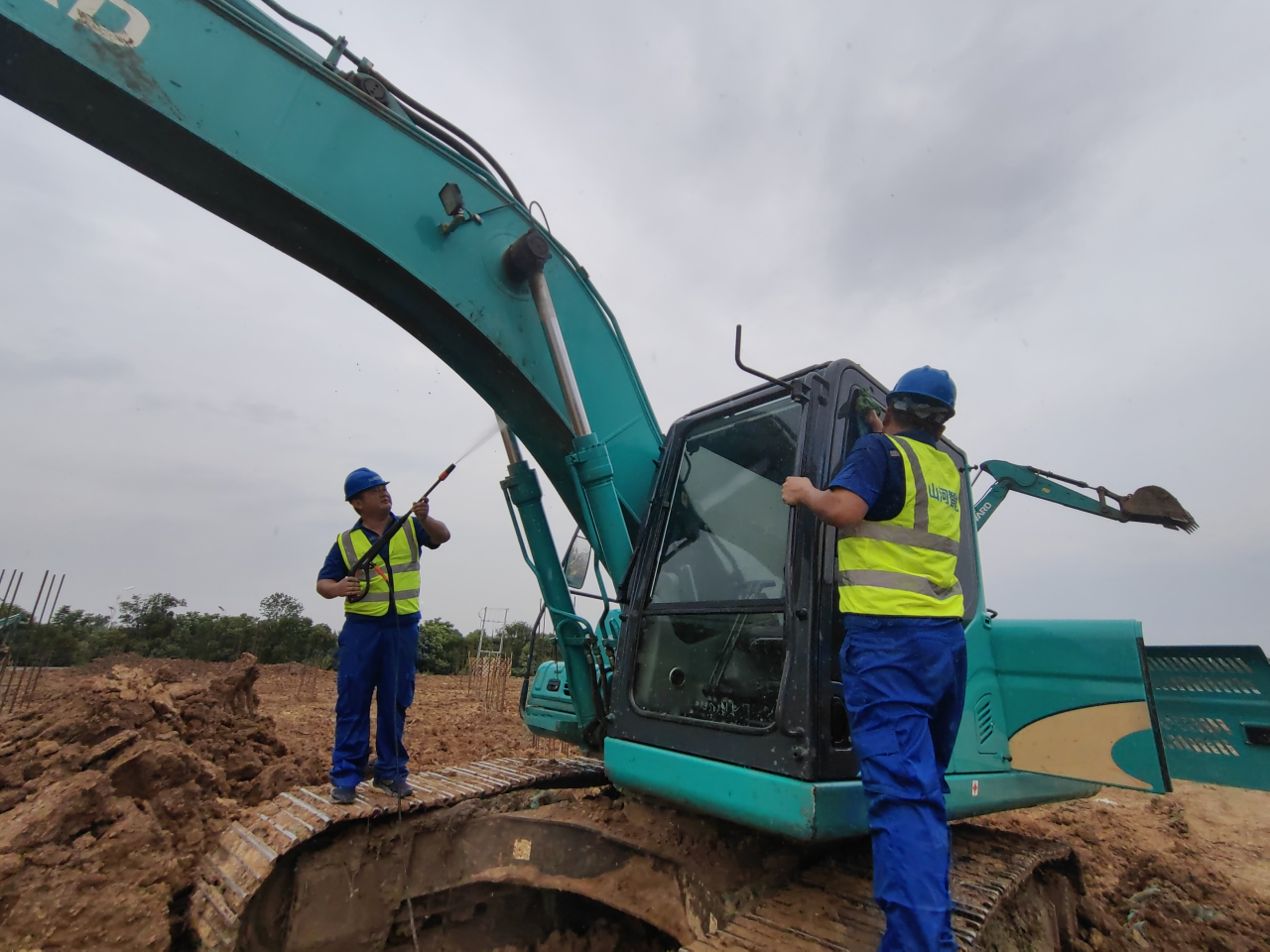 一线“热”闻 | 专业售后，，，，，，专心折务！恒峰g22智能挖掘机效劳万里行一直在路上