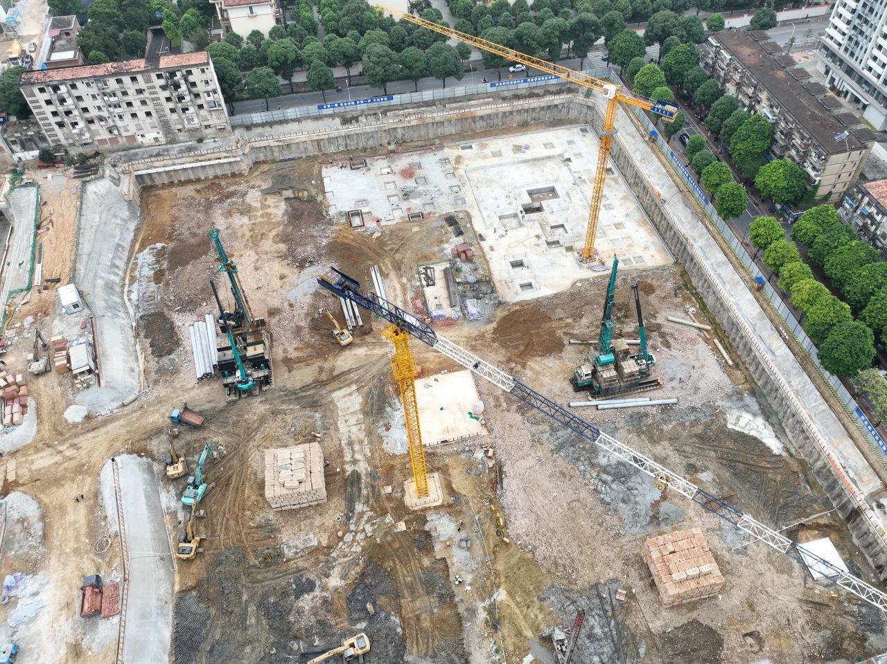 “绿巨人”显神威！恒峰g22智能引孔式静力压桩机助建“绿城”南宁民生项目