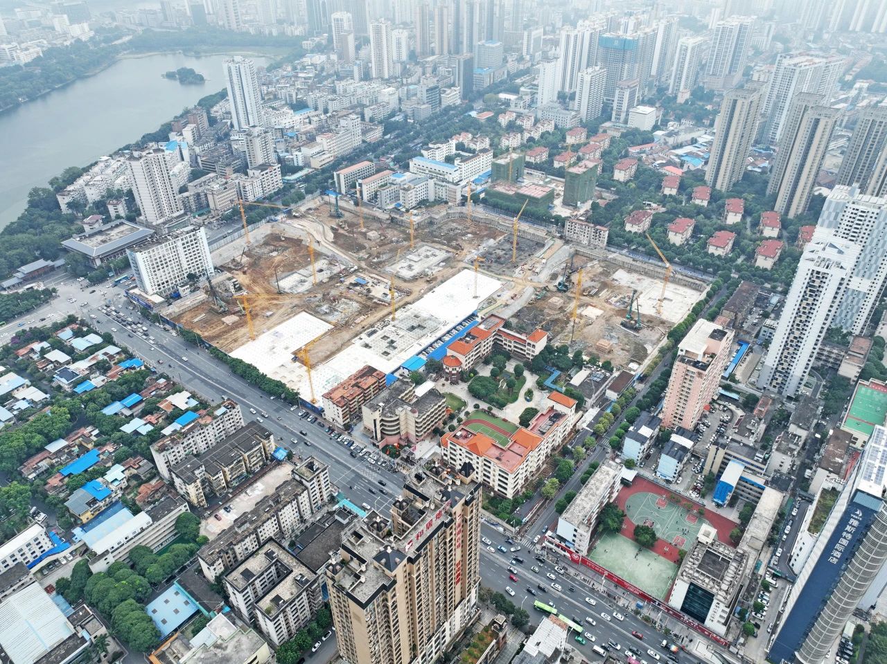 “绿巨人”显神威！恒峰g22智能引孔式静力压桩机助建“绿城”南宁民生项目