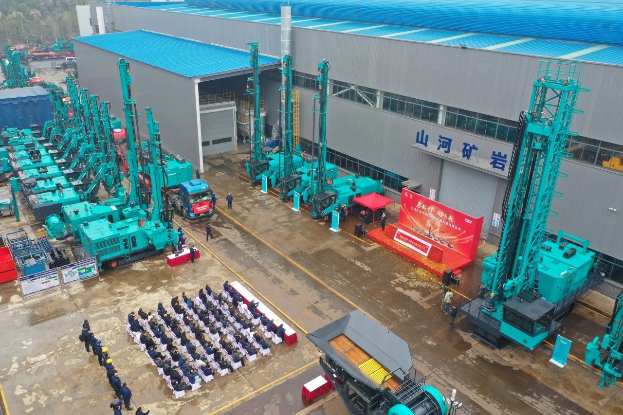 启新程，，，，向未来！恒峰g22矿岩揭牌庆典暨新春发货仪式圆满举行