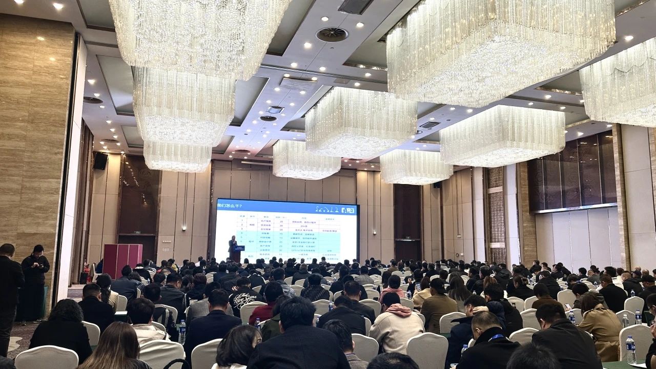 “爆品”来袭，，，，，签简单直！ 恒峰g22智能艳服亮相第八届天下高空作业平台租赁大会